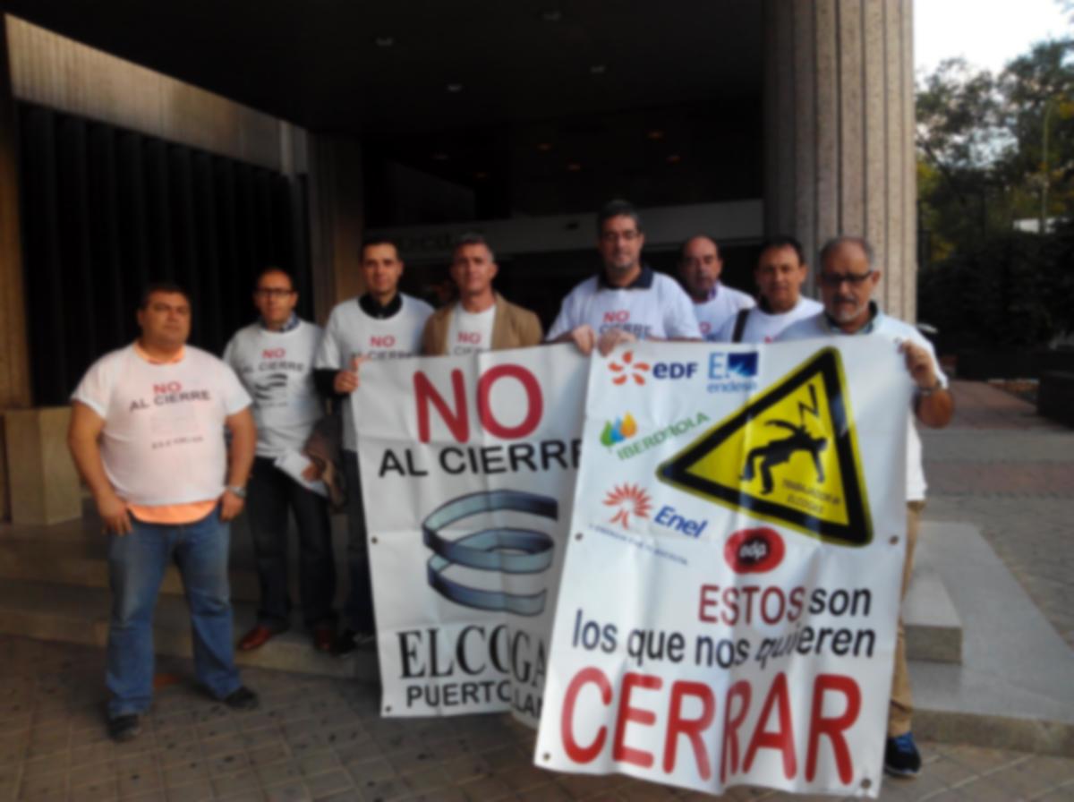 El comité de empresa de Elcogas ante la sede de la empresa en Madrid