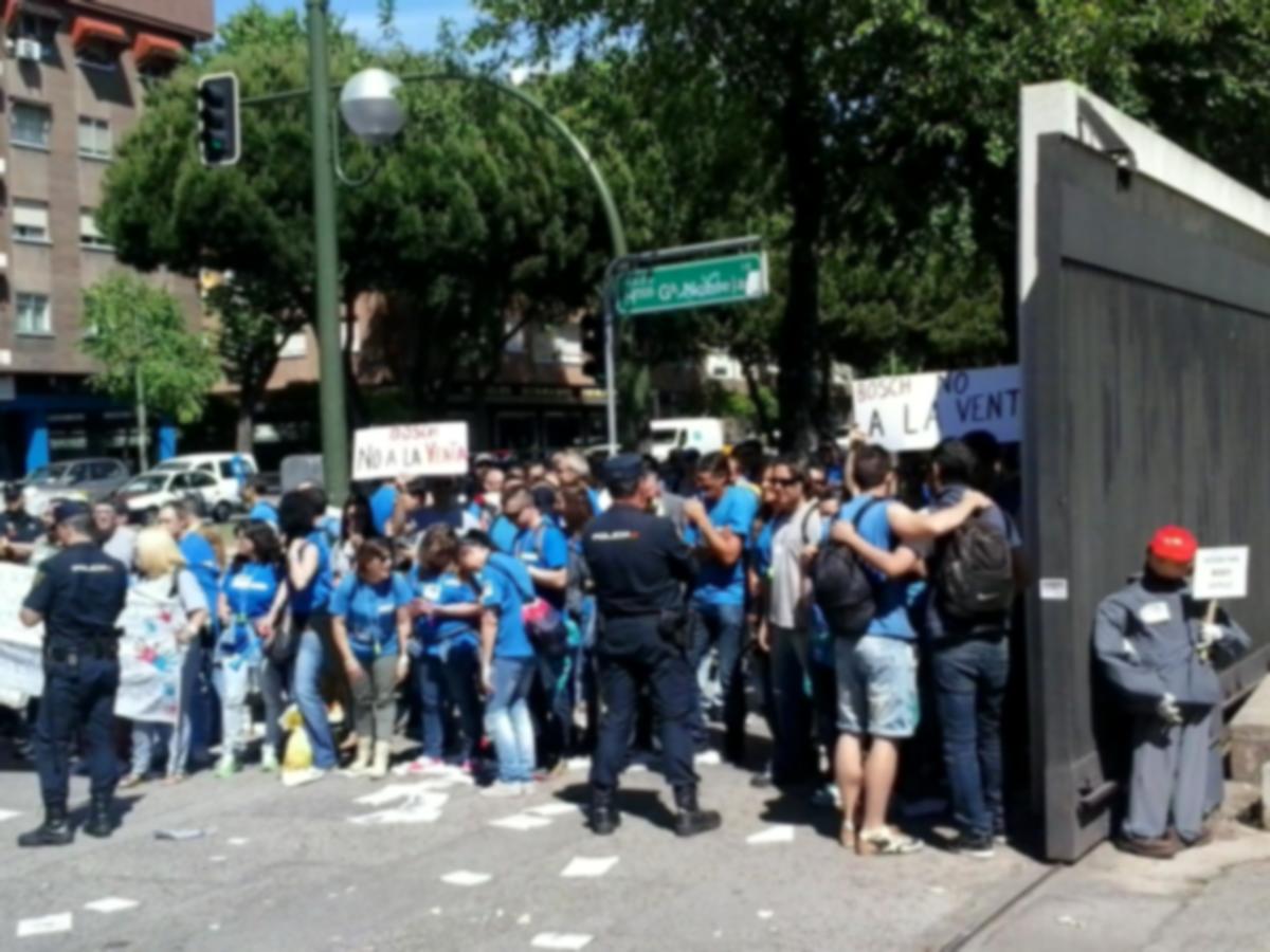 Concentración a las puertas de Bosch España en Madrid
