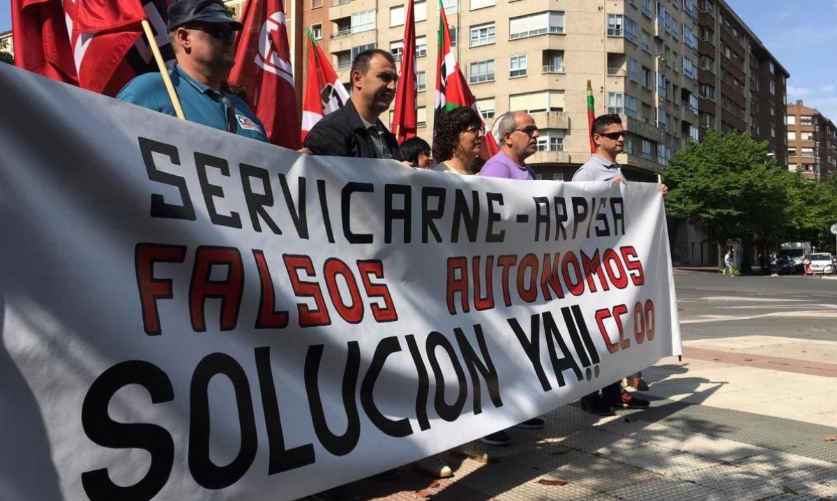Concentración frente a los juzgados de Vitoria para exigir el fin del fraude en Arpisa