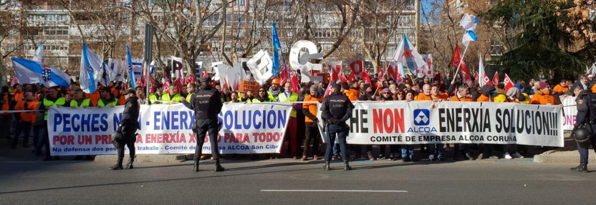 Concentración de los trabajadores y trabajadoras de Alcoa frente al Ministerio de Industria
