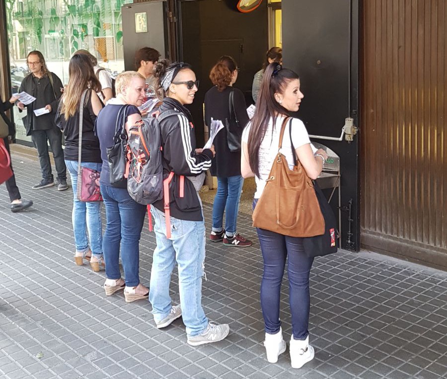 CCOO reparte folletos informativos a las puertas de El Corte Inglés