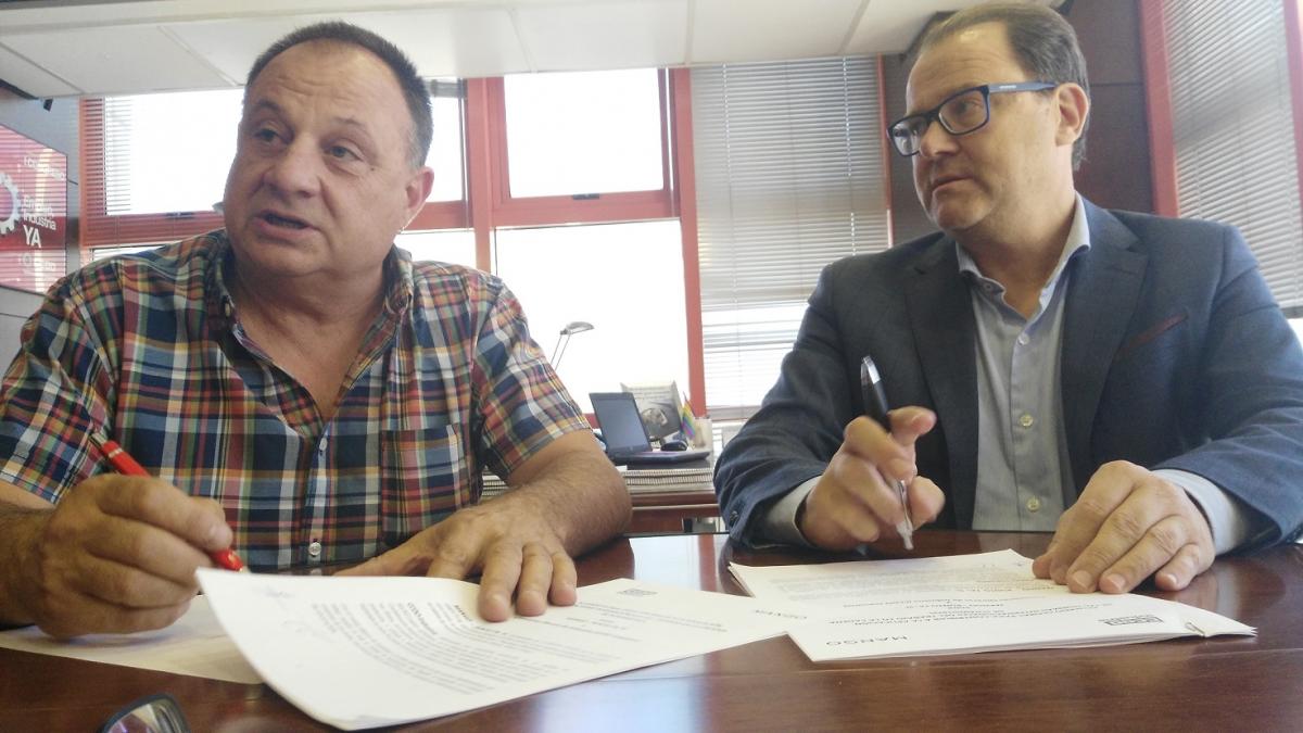 Agustín Martín y Carlos Costa durante la firma del acuerdo
