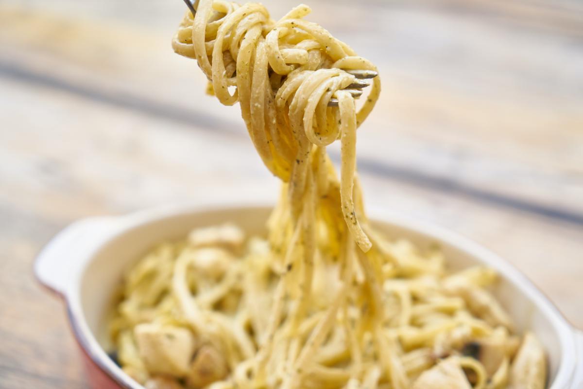 Fotografía de plato de tallarines (imagen de Pexels)