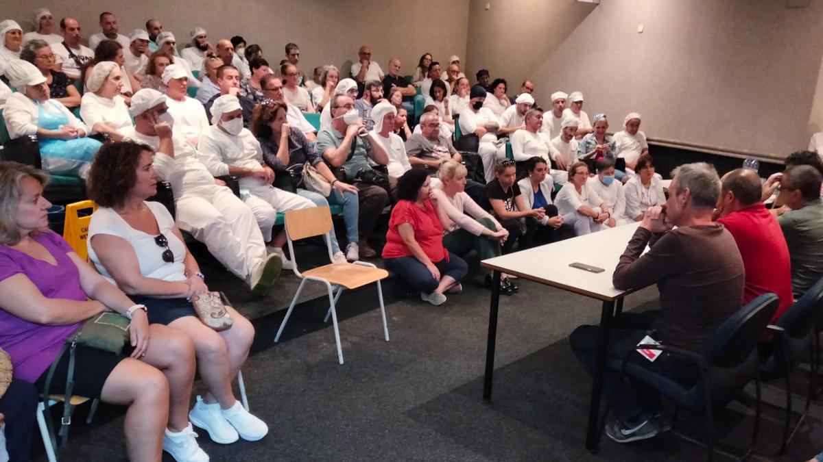 Asamblea de trabajadores y trabajadoras en la planta de Bimbo Donuts Iberia Paracuellos
