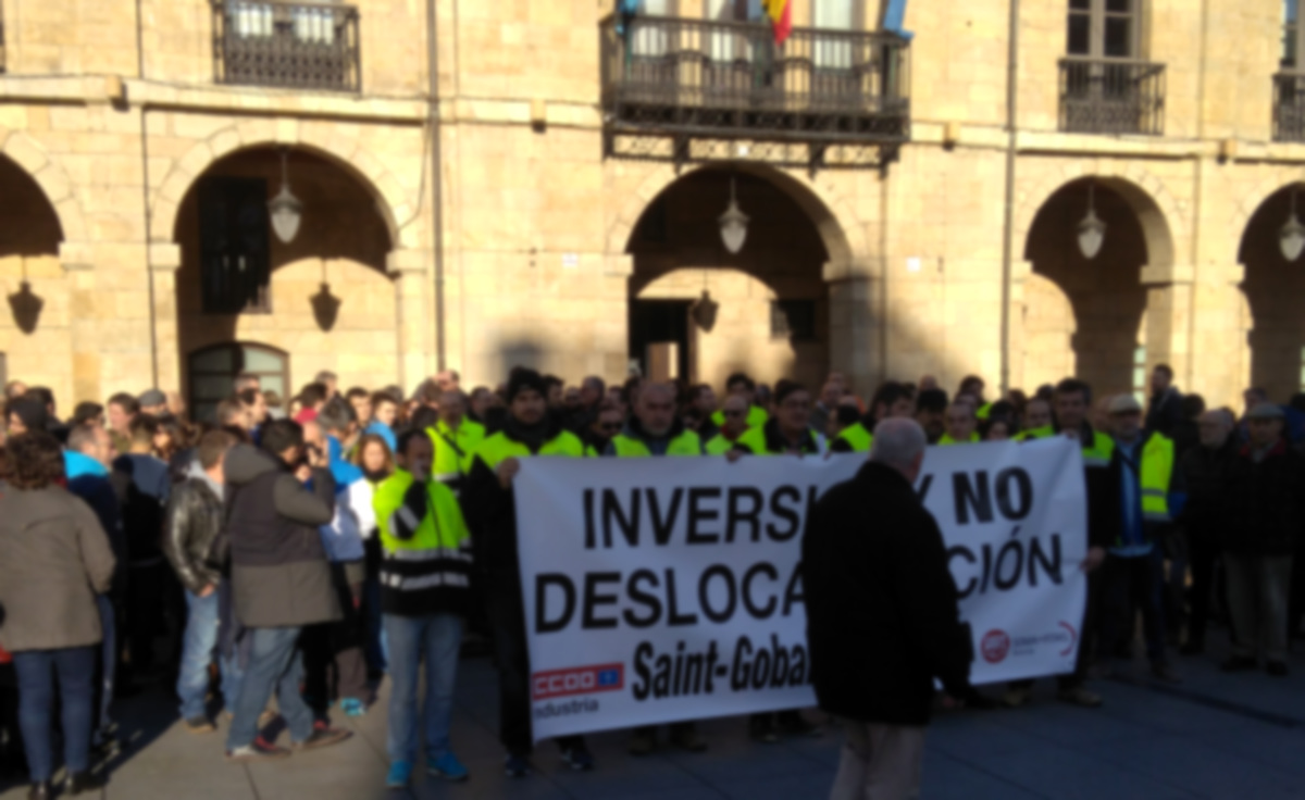 Trabajdores de Saint Gobain se concentran a las puertas del Ayuntamiento de Avilés