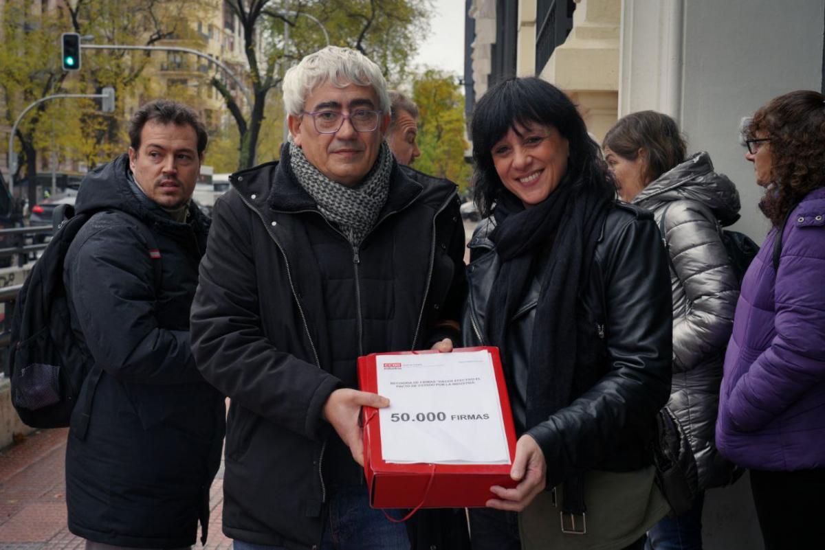 La secretaria general de CCOO de Industria momentos antes de entregar las firmas en la Delegación del Gobierno