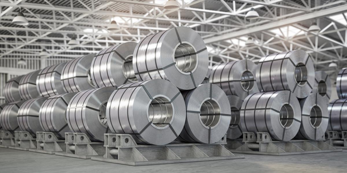 Rollos de aluminio en el almacén de una fábrica