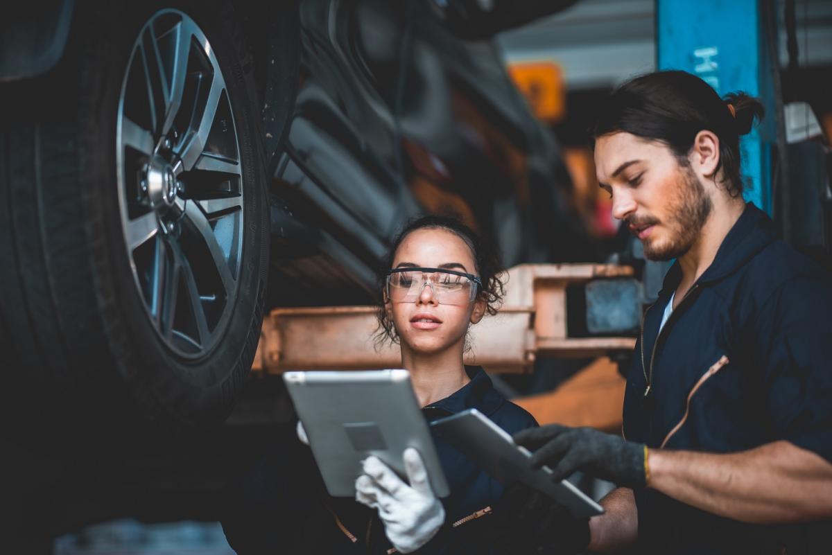 La industria del auto es incapaz de fichar a los perfiles que reclama