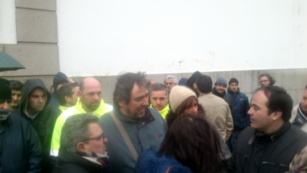 Imaxe da concentración dos traballadores e traballadoras de Acciona na porta de Navantia Ferrol.