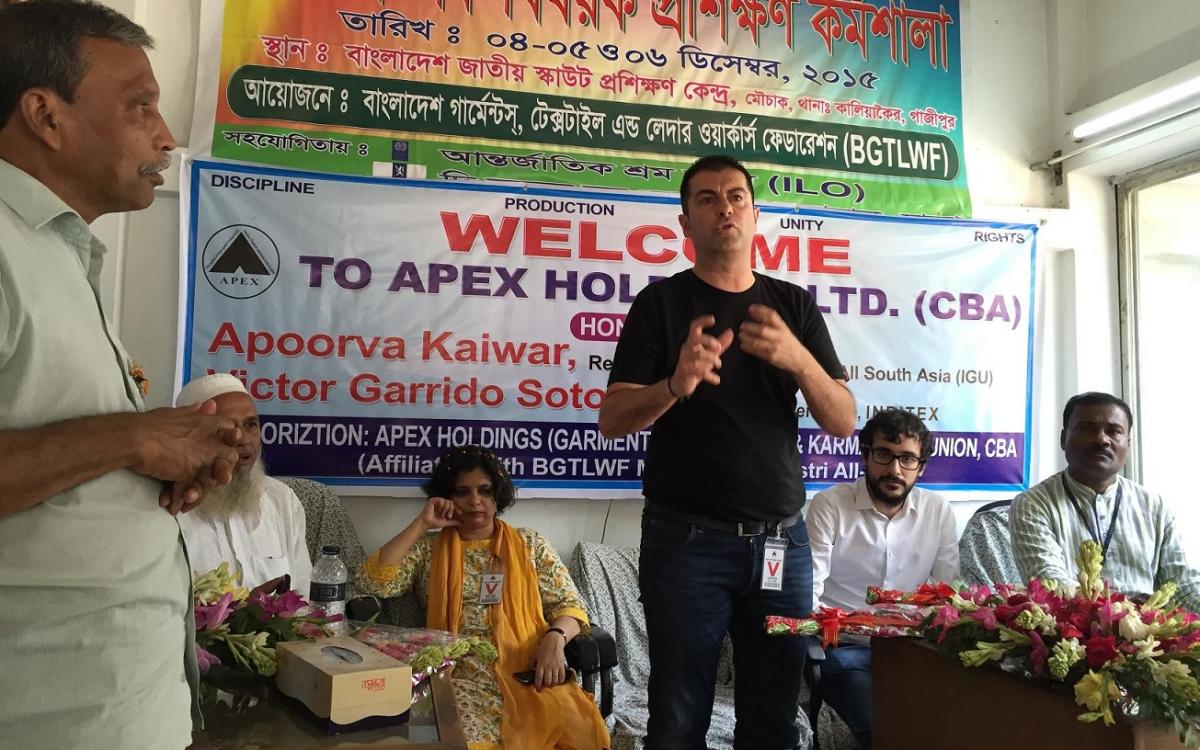 En el centro de la imagen, Víctor Garrido en Bangladesh