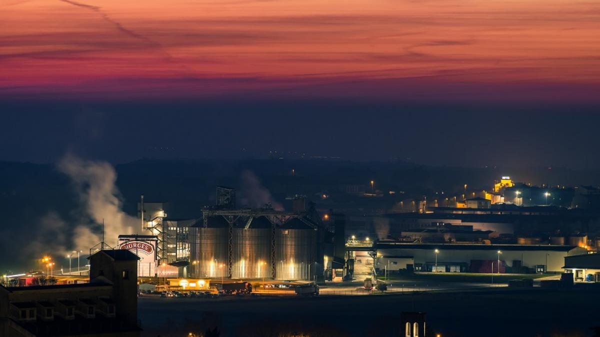 Escena nocturna de un polígono industrial