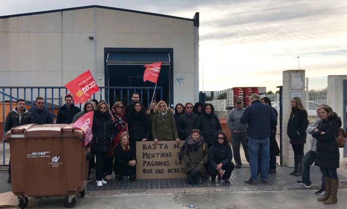 Concentración en las puertas de la empresa Dulce Hola