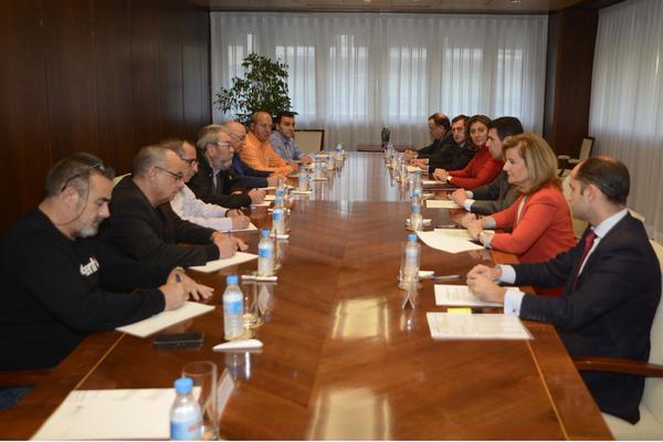 A la izquierda, las delegaciones de CCOO y UGT que asistieron a la reunión