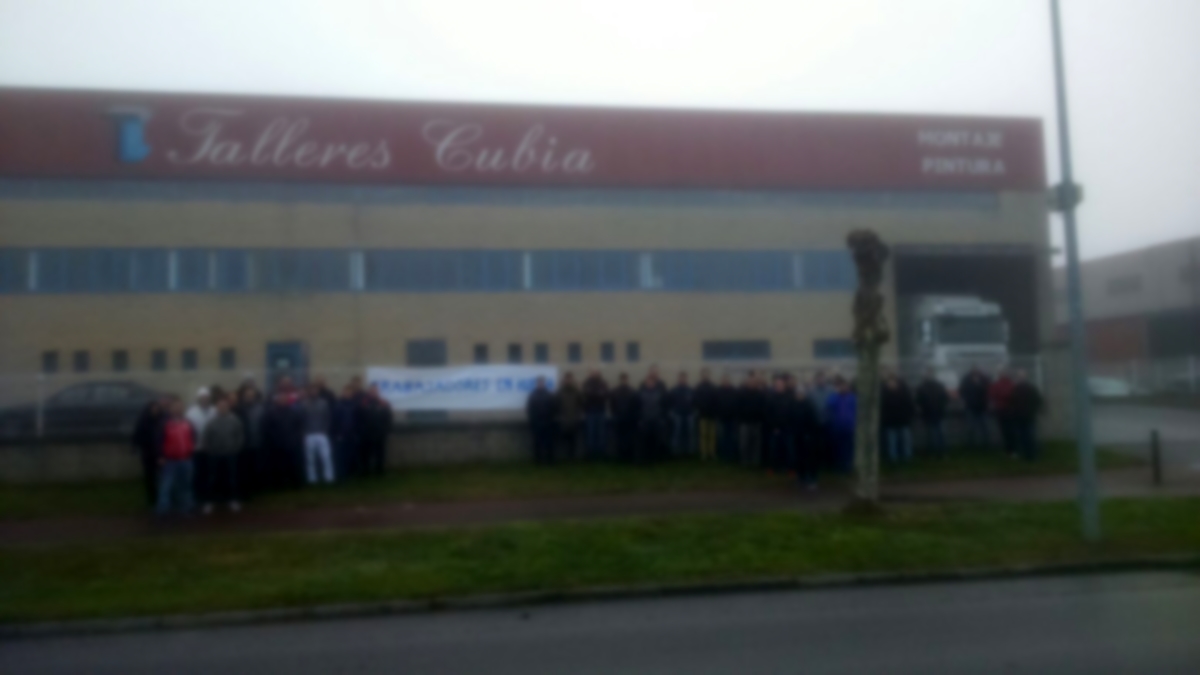 Trabajadores de Talleres Cubia durante la concentración de esta mañana delante de la nave industrial