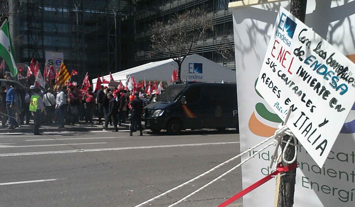 En abril de 2013 la plantilla también se concentró frente a la sede de Endesa en Madrid