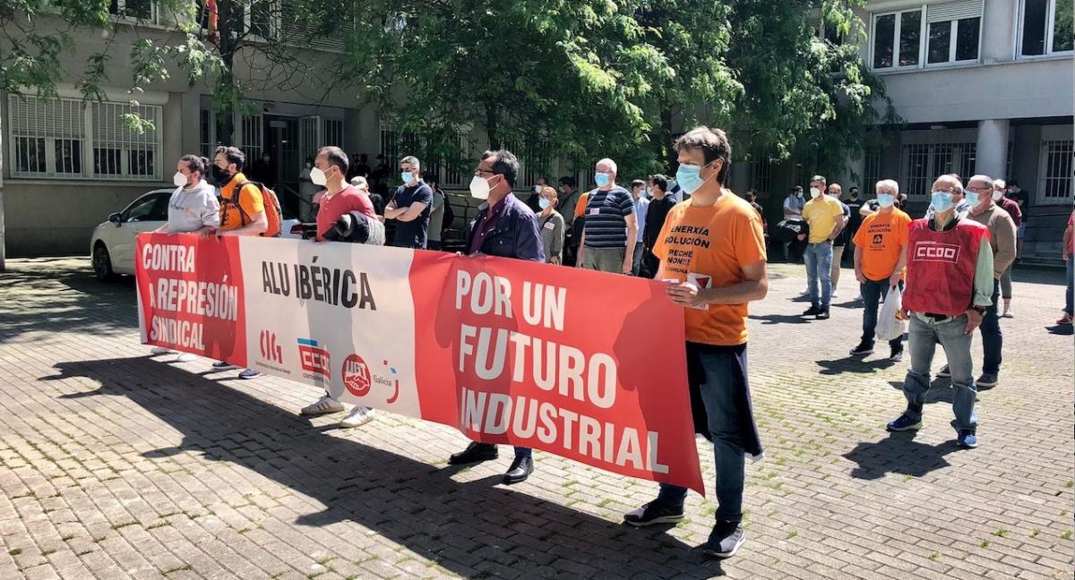 Concentración de la plantilla de Alu Ibérica A Coruña