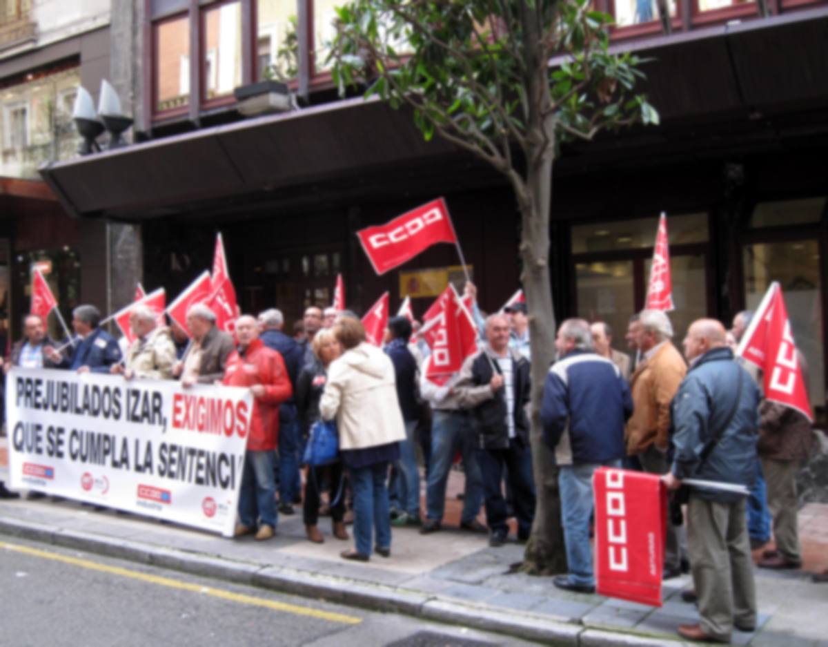 Ex trabajadores de Izar Gijón concentrados frente a la Delegación de Hacienda en Oviedo.