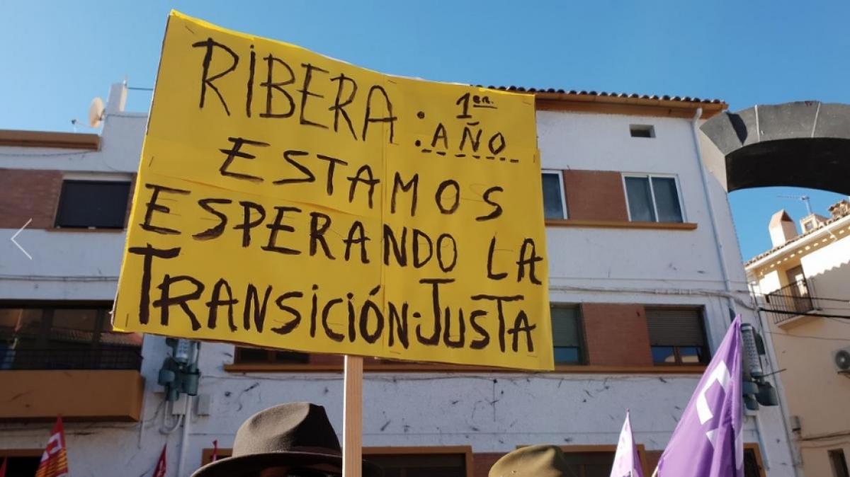 Uno de los muchos carteles que pudieron verse en la mani que hace un año recorrió Andorra contra el cierre de la central