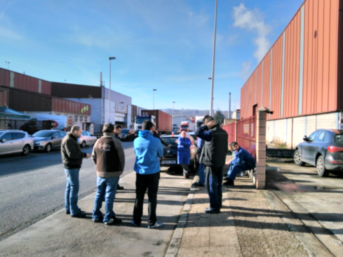 Los trabajadores delante de Talleres Jesús Alvarez en el paro del turno de mañana .