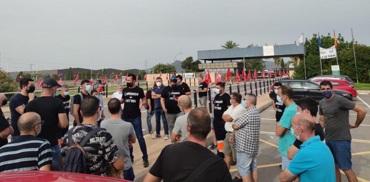 El presidente del comité informa a la plantilla a las puertas de Pilkington