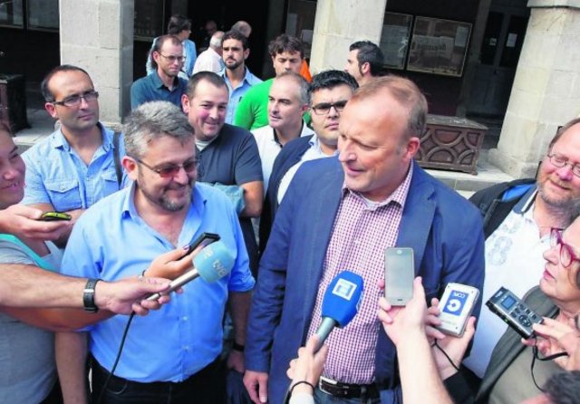 Rueda de prensa a las puertas del Ayuntamiento de Mieres tras la reunión con el alcalde