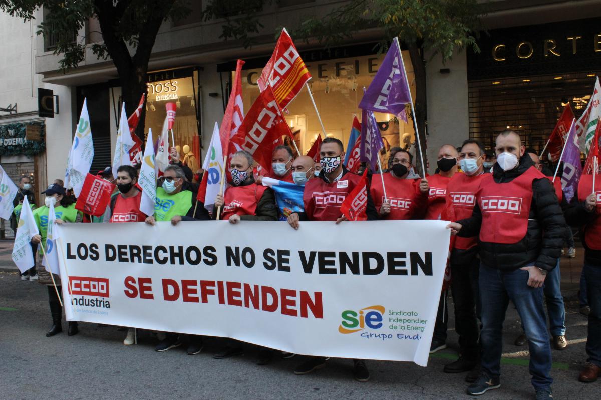 CCOO de Endesa se concentra frente a la Audiencia Nacional en el juicio por la impugnación de su V Convenio Marco