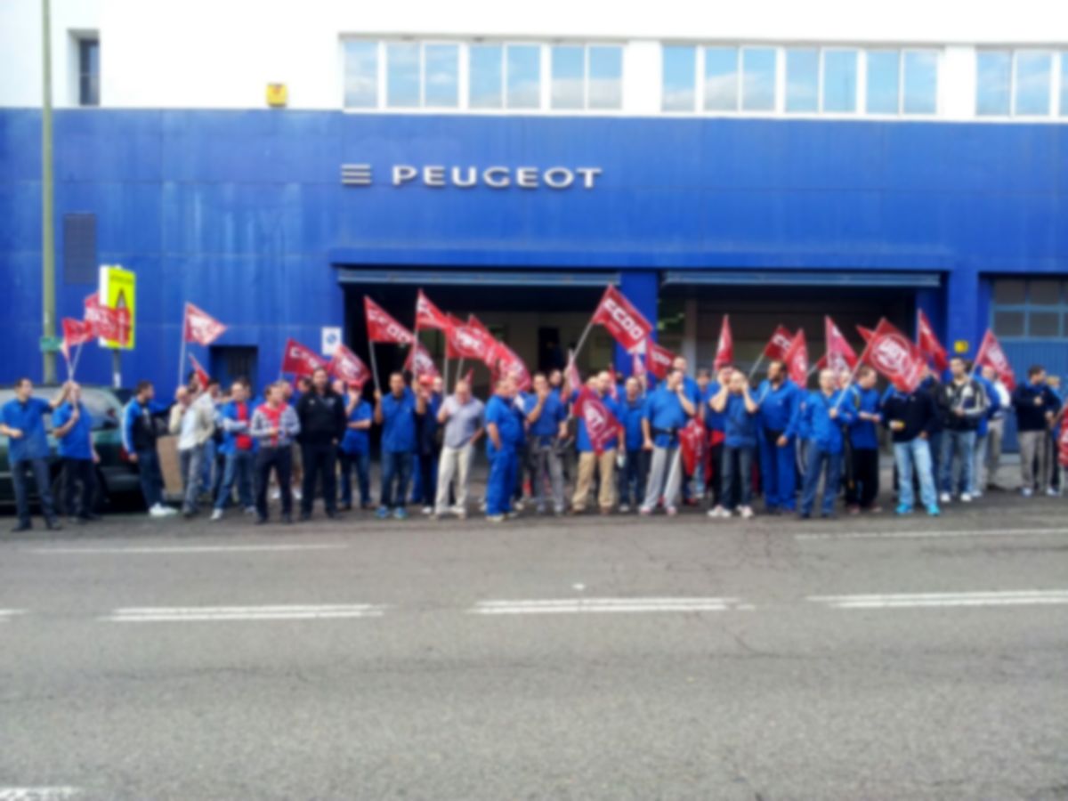 Concentración a las puertas del centro madrileño de Avenida de los Toreros