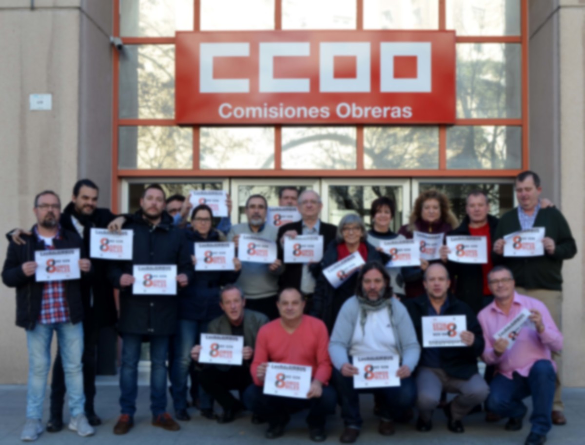 Parte de la comisión ejecutiva de CCOO de Industria apoyando la campaña #HuelgaNoEsDelito