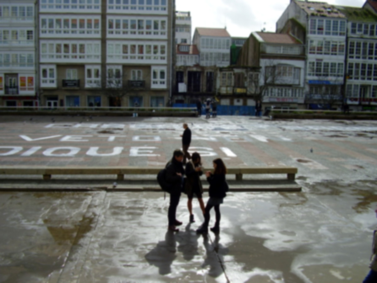 Imaxe da pintada dos lemas no chan da Praza de España en Ferrol.