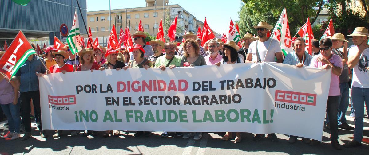 Nuria López en la cabecera de la manifestación del campo