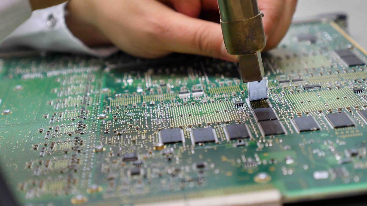 Panel con componentes eléctricos